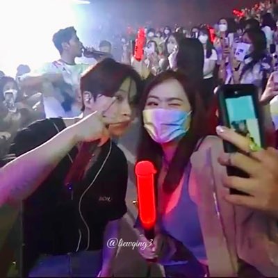 LiewQing3's tweet photo. Found myself on the live Online concert with @iKON_gnani_____ #iKON #iKONFLASHBACK @YG_iKONIC https://t.co/1d0NUJ2lZG