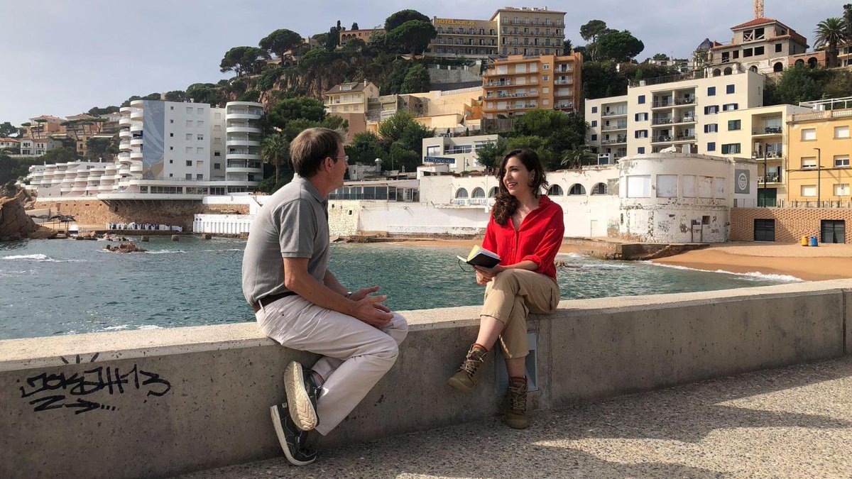 RTVECatalunya's tweet photo. ▶️Seguiu en directe #PerdutsEnElTemps amb 'Històries a peu de platja'

🏠 Sant Feliu de Guíxols va viure una gran transformació urbanística al s. XX. @AnnaBertran visita dos dels seus edificis més emblemàtics, amb vides molt diferents 

📺Ara a @la2_tve
📲https://t.co/1YdTBppCwn https://t.co/FkRqcRZuvI