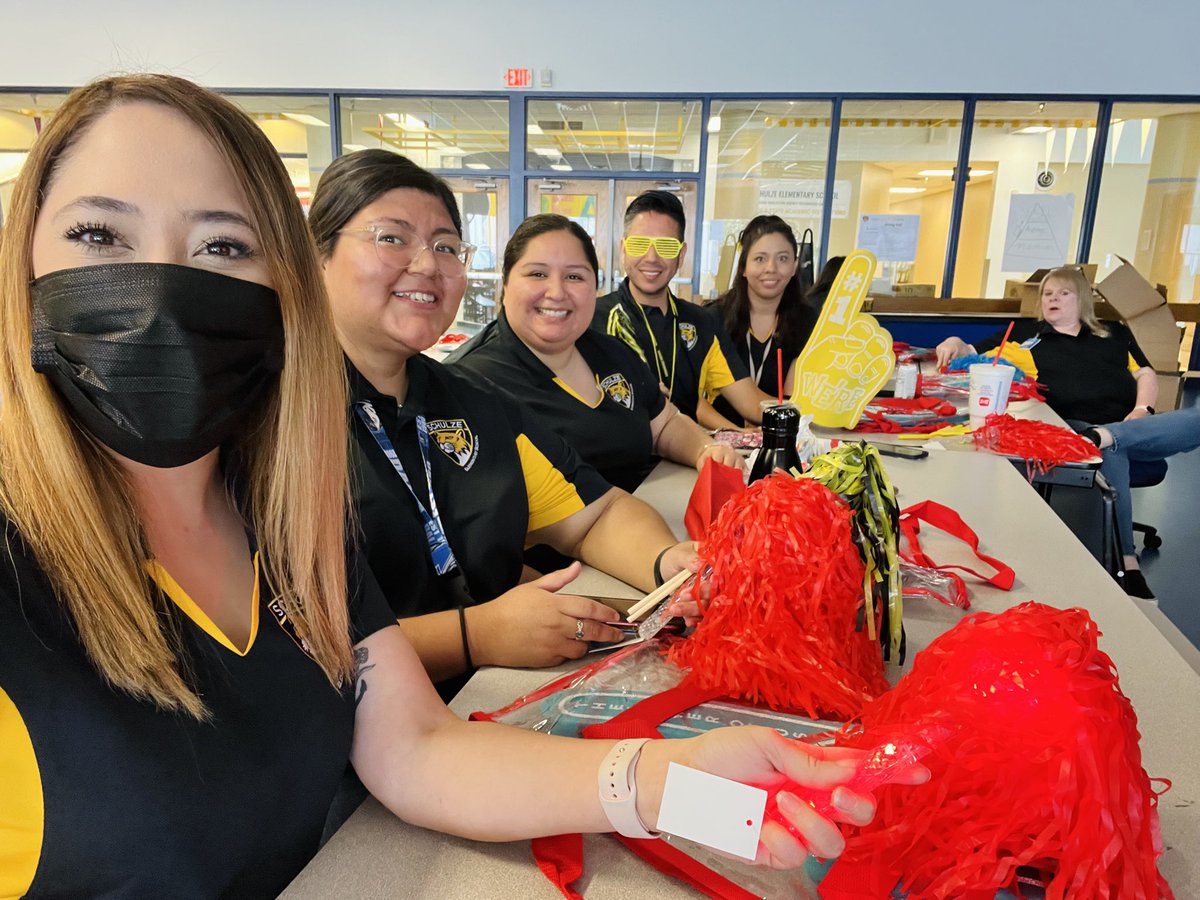 CnBa10's tweet photo. Super excited to take on this new journey and who better to take it with than with this amazing group!! 📚📖✏️🖍📝 #ThePowerOfUs #Go4thGrade @IrvingISD #TeamIrving #TeamSchulze @Perla_Sol23 https://t.co/hyawGaAWsd