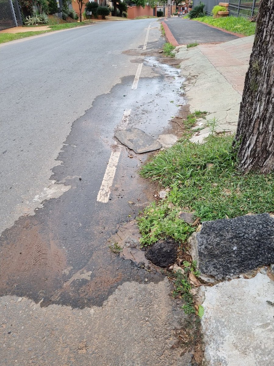 pedrilop's tweet photo. Caño roto en Concepción Yegros de Prieto 460 c/ De la Madre @EssapSA el agua sale y se sigue desperdiciando por la cuadra. Favor tomar el caso. https://t.co/MBS7j7kP6q