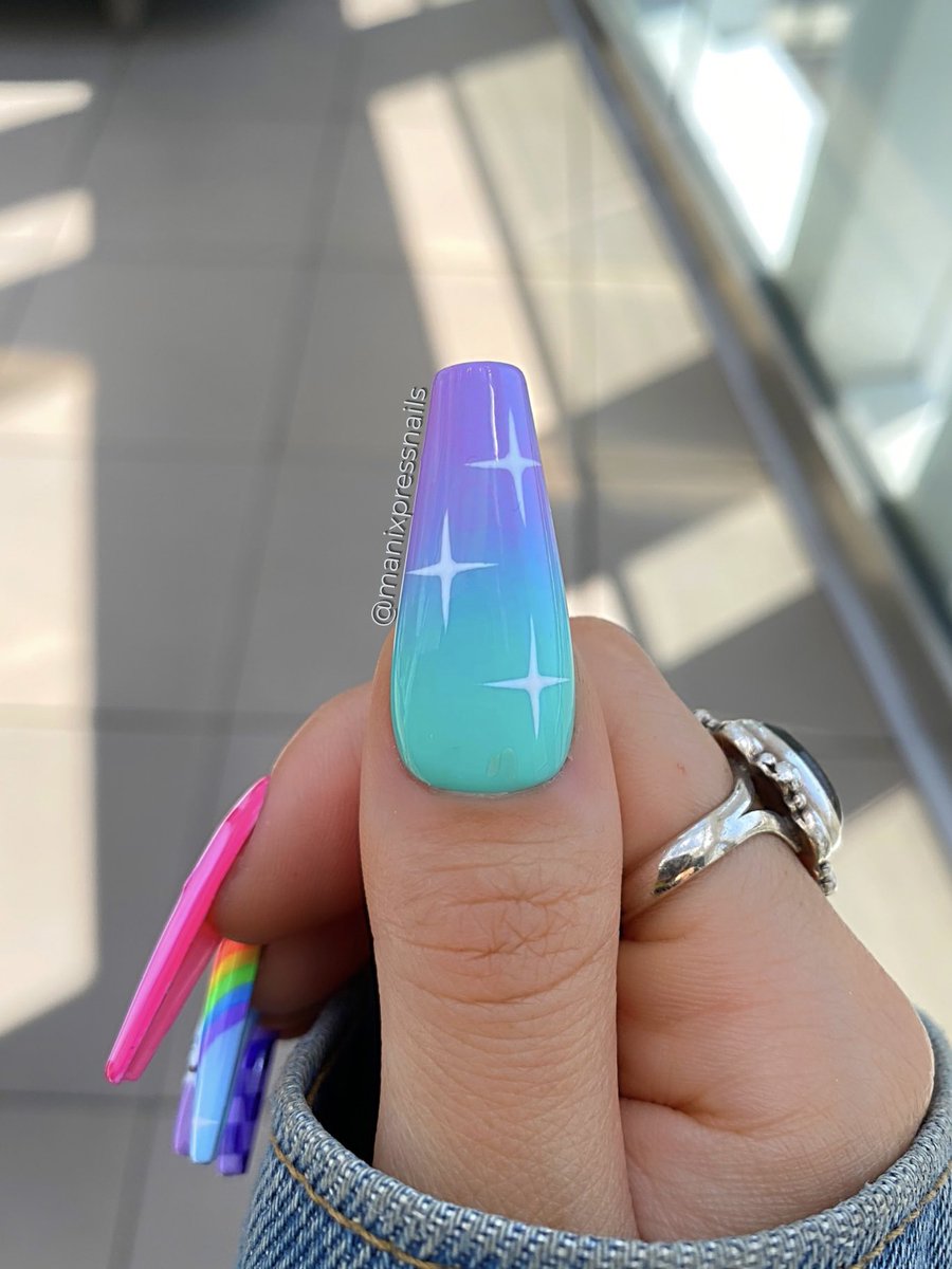 manixpressnails's tweet photo. 𝙎𝙤𝙢𝙚𝙬𝙝𝙚𝙧𝙚 𝙤𝙫𝙚𝙧 𝙩𝙝𝙚 𝙧𝙖𝙞𝙣𝙗𝙤𝙬 🌈☁️💕✨

Nail set ‘Dreamy’ in long coffin https://t.co/OsU3DVA8FF
