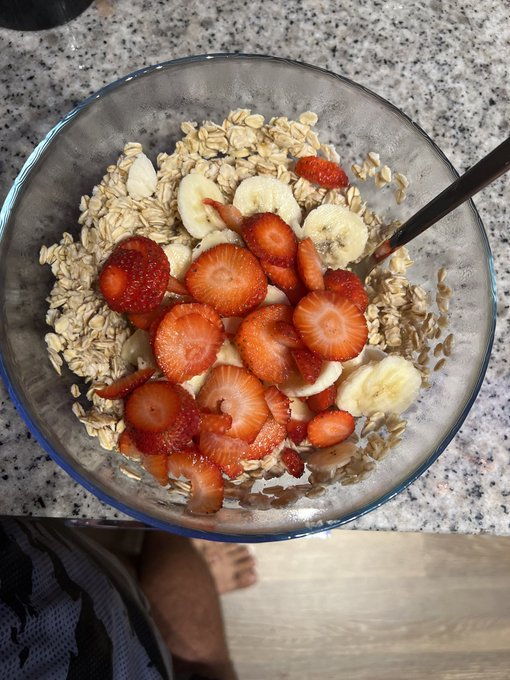 Gotta eat shit like this for gains 💪 https://t.co/KFmrv3pu5X