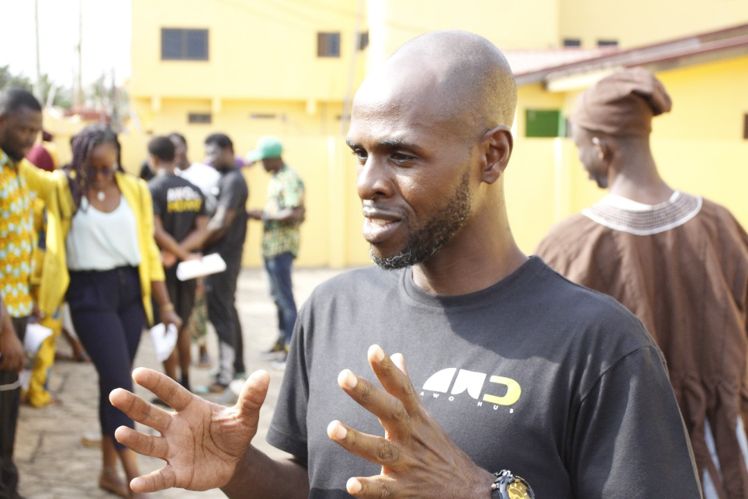 CDDGha's tweet photo. Yesterday, participants at the 2022 #Bloomfest engaged in exercises, and discussed the need to build collaborations and networks among creatives. Mitchell Tetteh, an artist, took participants through an interesting art exhibition at #AWOHub in Accra. https://t.co/HjUwX9Gm53