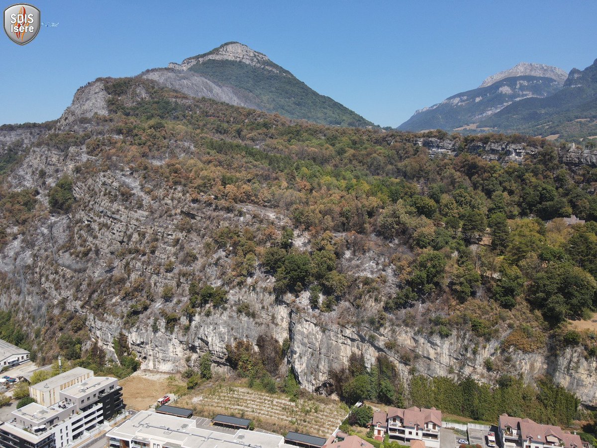 sdis38's tweet photo. ℹ️ Point de situation feu Voreppe - La Buisse : le feu est désormais fixé. Il n'est pas encore éteint mais ne progresse plus. La situation est donc favorable, la zone reste néanmoins sous surveillance active. https://t.co/zNuNBRRTMO