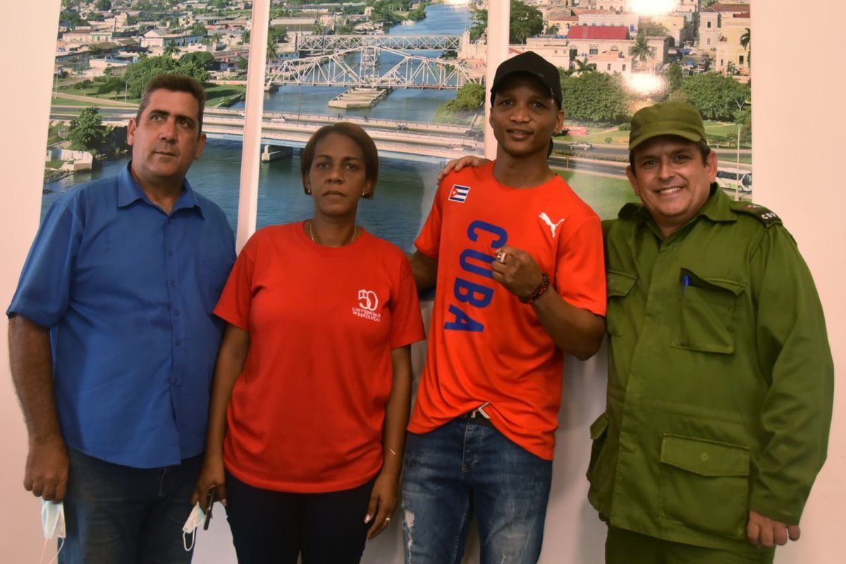 Continúan las muestras de solidaridad con #Matanzas. #FuerzaMatanzas #MatanzasNoEstaSola 

‼️El bicampeón olímpico, Roniel Iglesias, llegó a la provincia con un donativo para los bomberos que enfrentan el siniestro...

📝Barbara Vasallo
📸Omara García
#ACNreporta