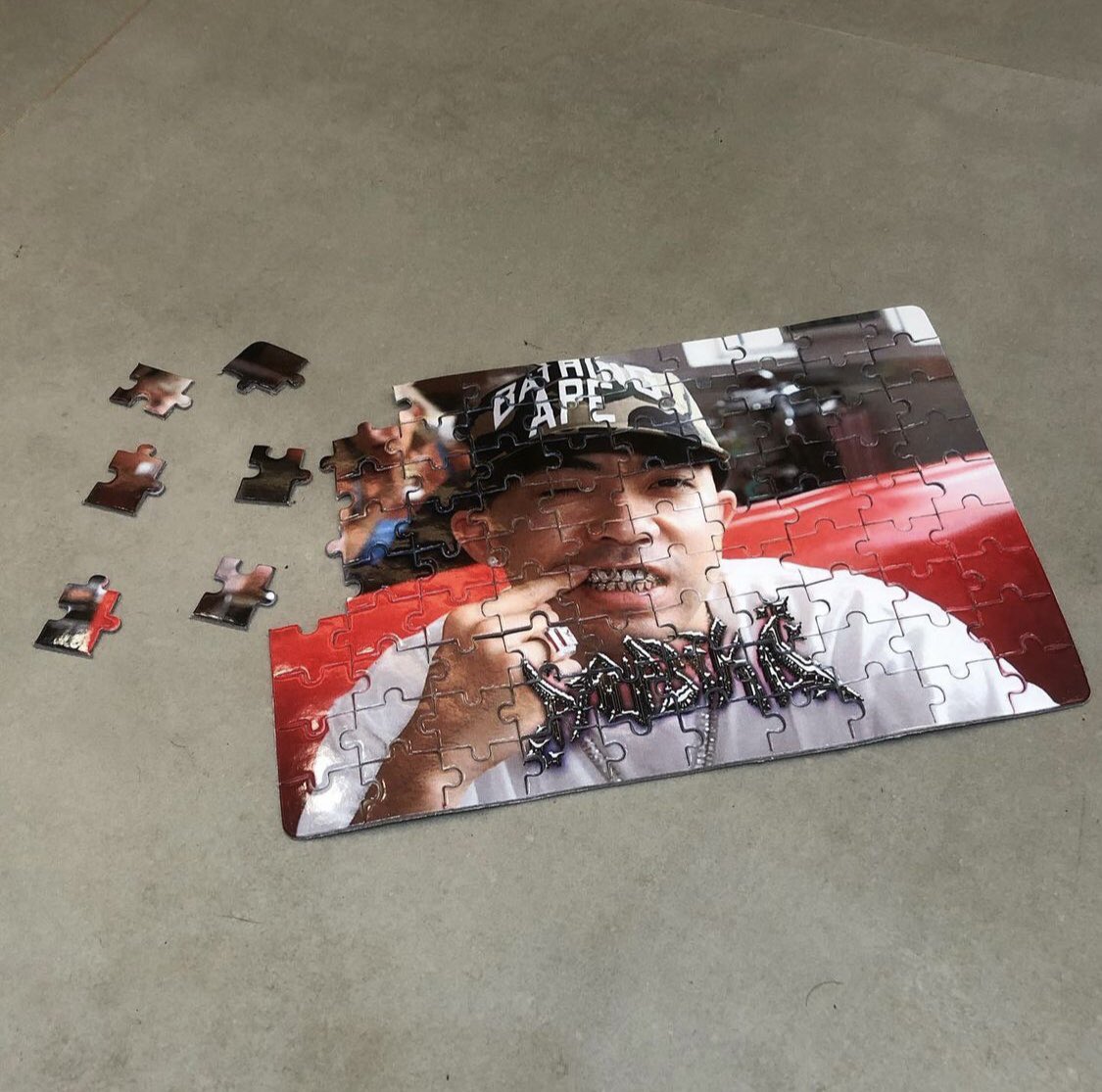 thesikoboy's tweet photo. O “Nigo Puzzle” foi desenvolvido para homenagear um dos maiores designers de streetwear de todos os tempos. 

Nosso quebra-cabeça conta com a foto do artista, além de uma lata personalizada. 🧩 https://t.co/b13oFsA2mD