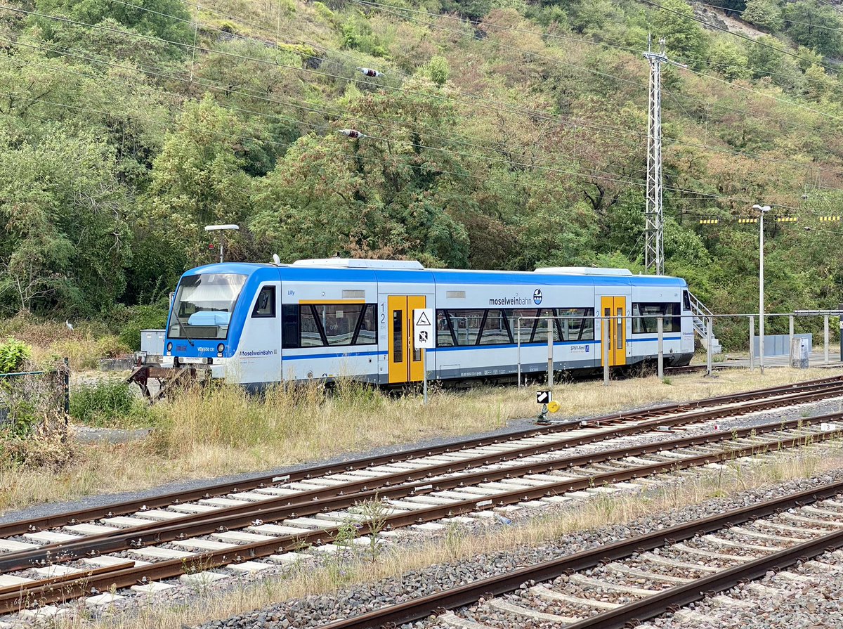 thalys74's tweet photo. Ce sont des #RegioShuttle #Stadler que l’on trouve sur la petite ligne du #MoselWeinBahn comme sur de nombreuses petites lignes en Allemagne 🇩🇪… rame « Lilly » en gare de #Cochem le jeudi 4 août sous une chaleur étouffante ! https://t.co/b0YfZUwpCg