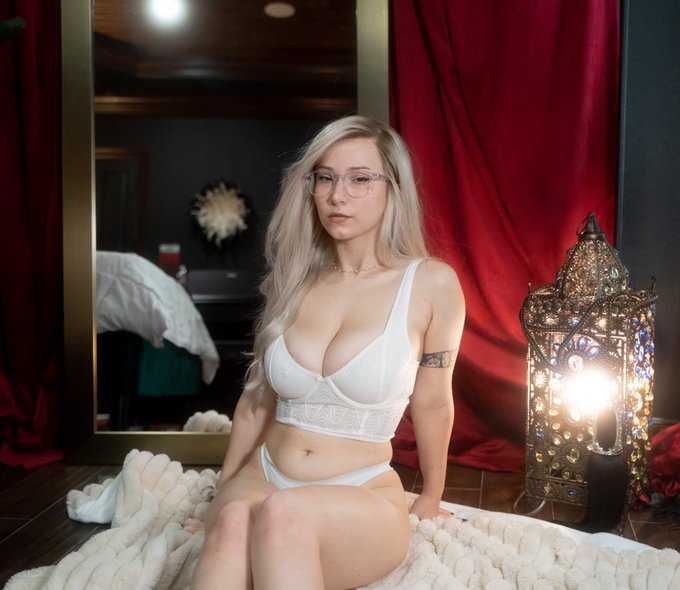 Soft white contrasting my dark room https://t.co/bfMDaMQviB