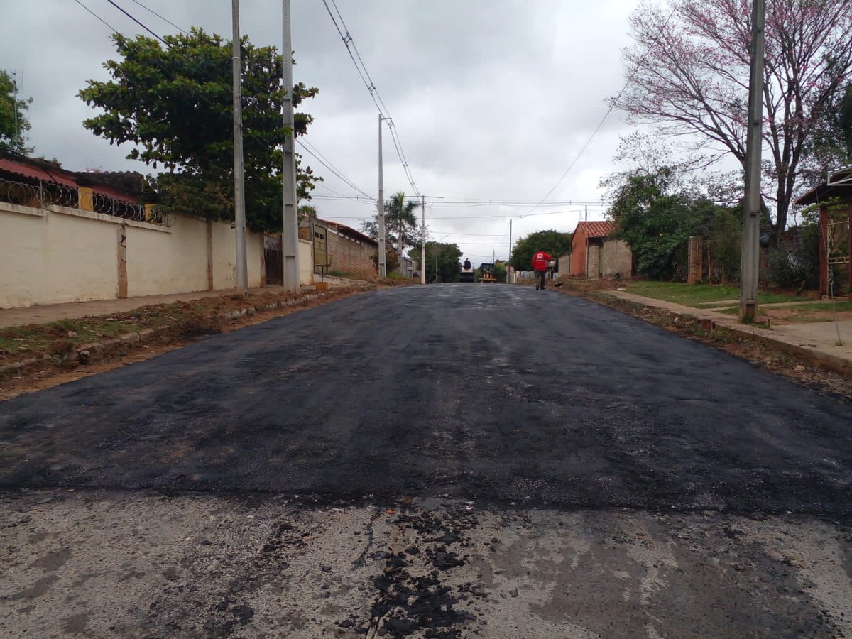 JesusLaraPy's tweet image. 🚧 Los muchachos de la Dirección de Vialidad de @AsuncionMuni siguen trabajando.

🛣️ Hoy se completa la colocación de la capa asfáltica sobre Ricardo Esperanza Leiva. 

¡Seguimos trabajando para poner a Zeballos Cue a la vanguardia!

#ZeballosCueAvanza
#JesúsLaraConcejal