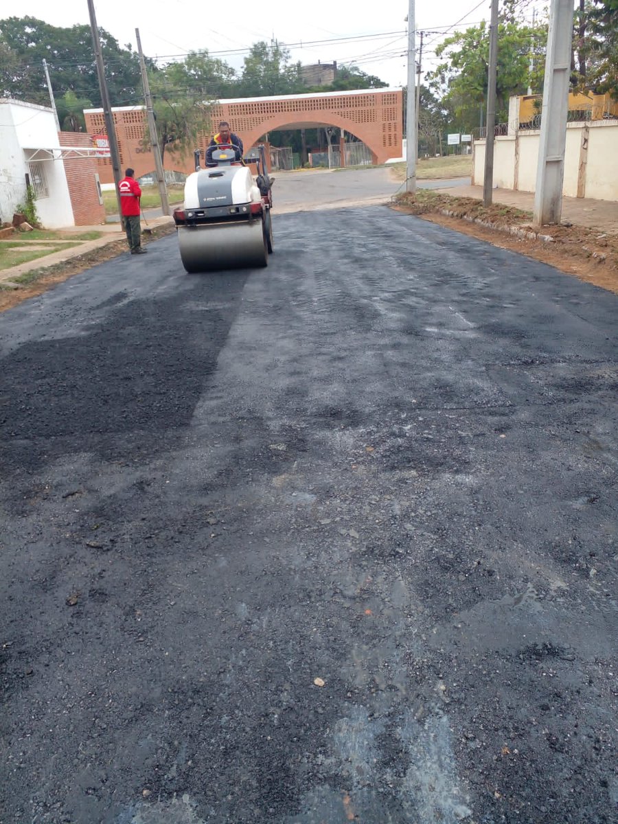 JesusLaraPy's tweet image. 🚧 Los muchachos de la Dirección de Vialidad de @AsuncionMuni siguen trabajando.

🛣️ Hoy se completa la colocación de la capa asfáltica sobre Ricardo Esperanza Leiva. 

¡Seguimos trabajando para poner a Zeballos Cue a la vanguardia!

#ZeballosCueAvanza
#JesúsLaraConcejal