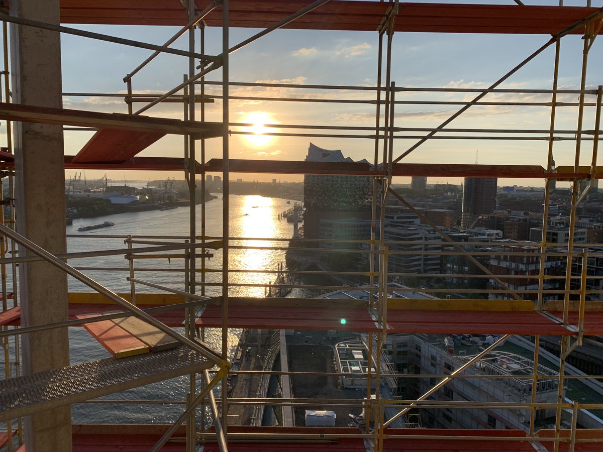 Yoga auf einer Baustelle mit diesem Ausblick, hach, ich liebe #Hamburg .