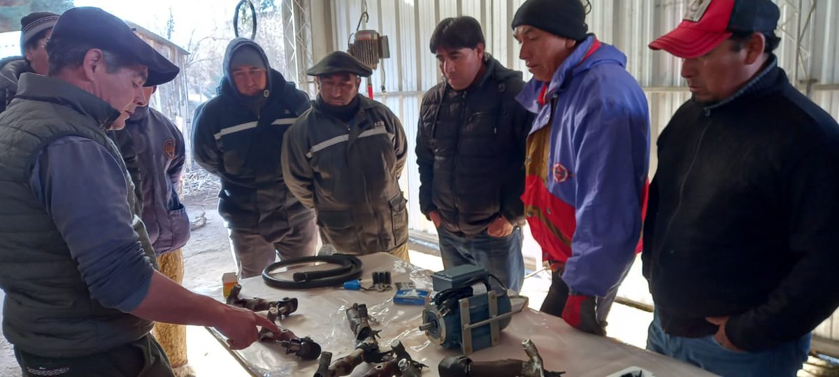 subsecprodnqn's tweet photo. CAPACITACIÓN EN MANEJO, USO Y MANTENIMIENTO DE HERRAMIENTAS DE ESQUILA Con productores e integrantes de grupo PROLANA de la Cuenca de Ruca Choroy-proyecto #PISEAR que está en instancias finales. Beneficia a 86 familias - inv de más de 14 millones de pesos.
@AmaliaSapag @FLR_NQN https://t.co/u53mH5eyGI