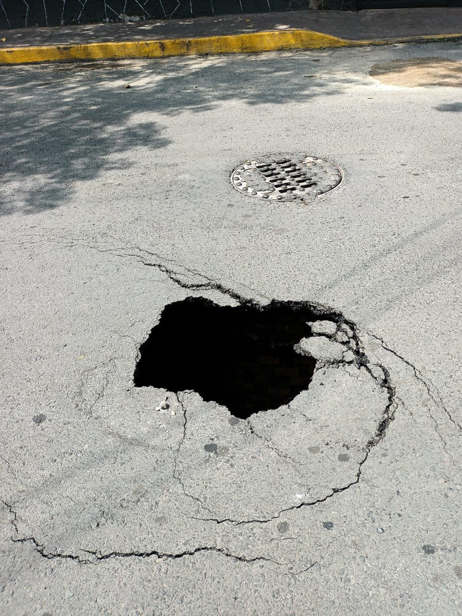 MEXCHAMPIONS's tweet photo. @MHcesac @OlaMHmx @ObrasMH @mauriciotabe Buenos días! Reportó socavón que se formó esta mañana en la Calle de Lago Ness entre Lago del Fondo y Lago Erne Col.Pensil Norte. Quedo pendiente de su amable respuesta! Gracias https://t.co/xF76R9Ipb2