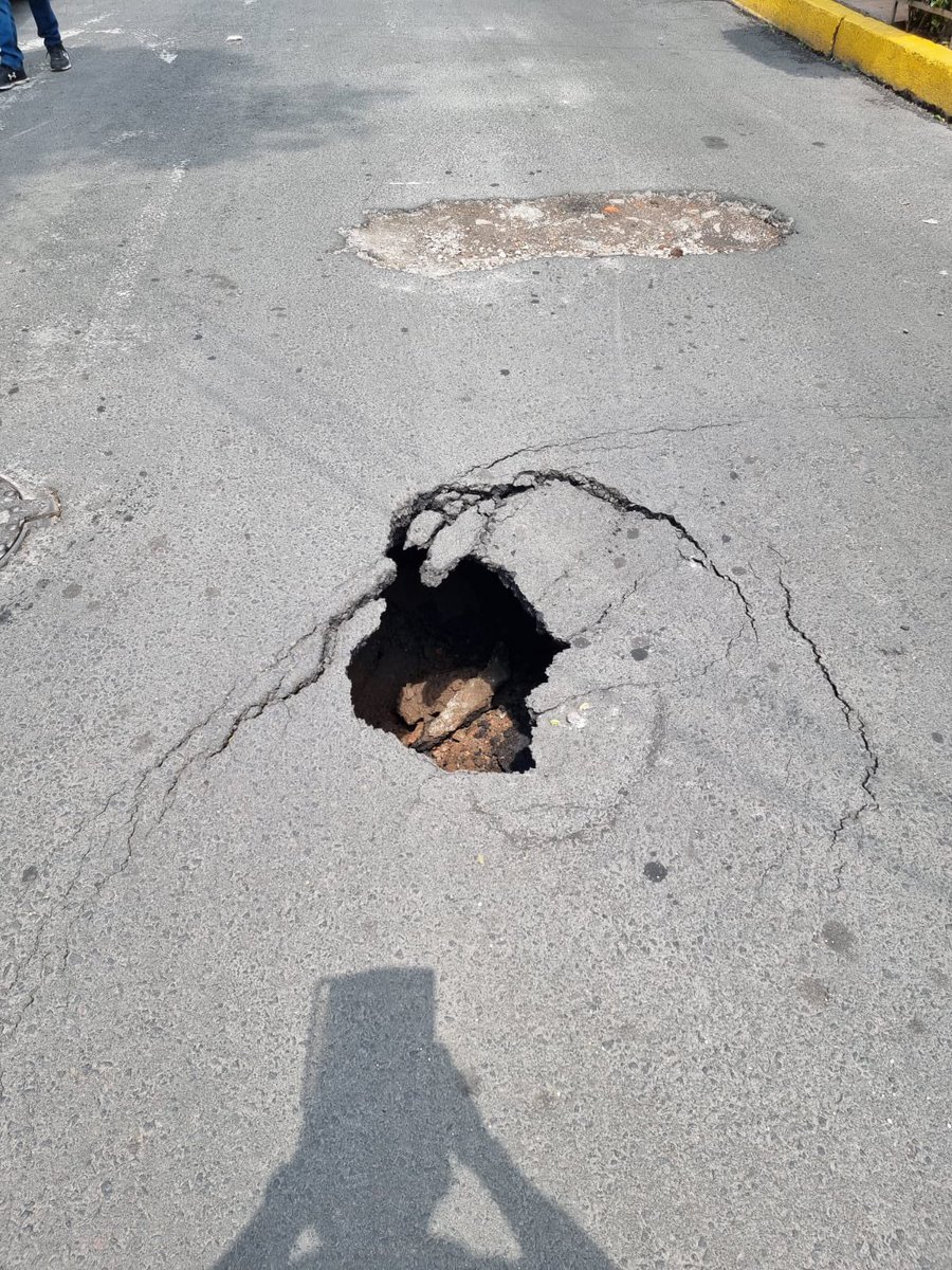 MEXCHAMPIONS's tweet photo. @MHcesac @OlaMHmx @ObrasMH @mauriciotabe Buenos días! Reportó socavón que se formó esta mañana en la Calle de Lago Ness entre Lago del Fondo y Lago Erne Col.Pensil Norte. Quedo pendiente de su amable respuesta! Gracias https://t.co/xF76R9Ipb2