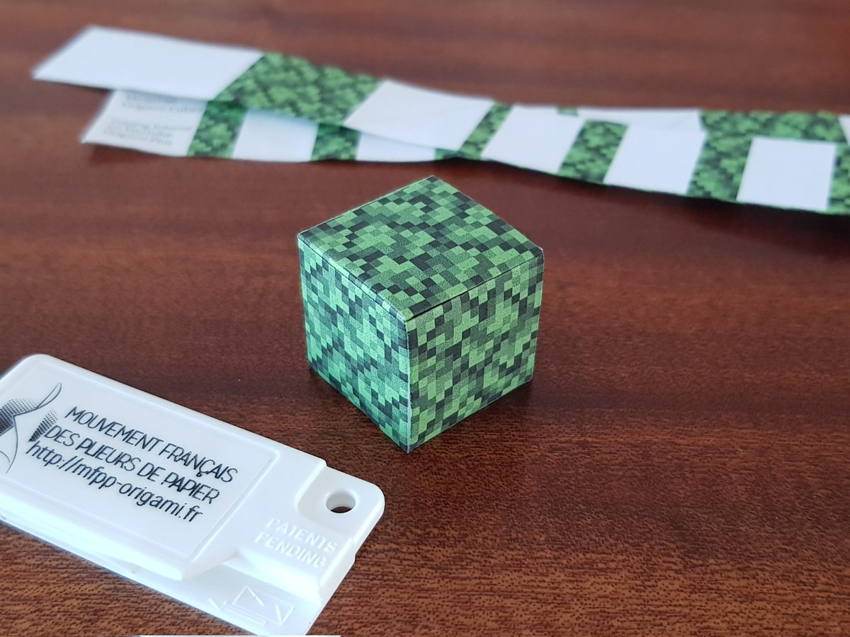 MinecraftFold's tweet photo. My first dark oak leaves block.😀 I will need 19 others to build a small tree, plus a few wood log blocks. I will put the printable template on https://t.co/sSx6cls52K soon, but if you want to try now, I can send you the templates. #Minecraft #Minecraftbuilds https://t.co/7veG2gXZPm