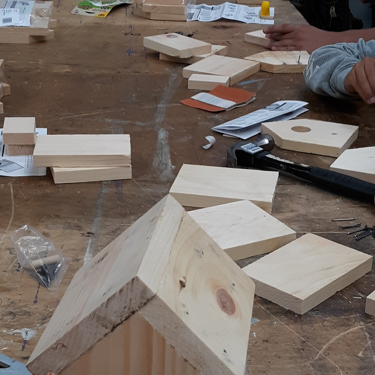 tradeschoolorg's tweet photo. Construction Camp Nuts and Bolts project number 1, build a birdhouse.
The kids put the Stanley hammers to good use.
#TrainBuildSucceed #WhytheTrades #skiledtradesNorCal #ConstructionCamp2022
@stanleyblackdecker #MakersGrant, #ImpactChallenge, #EmpowerMakers https://t.co/8DtJSC5Z78