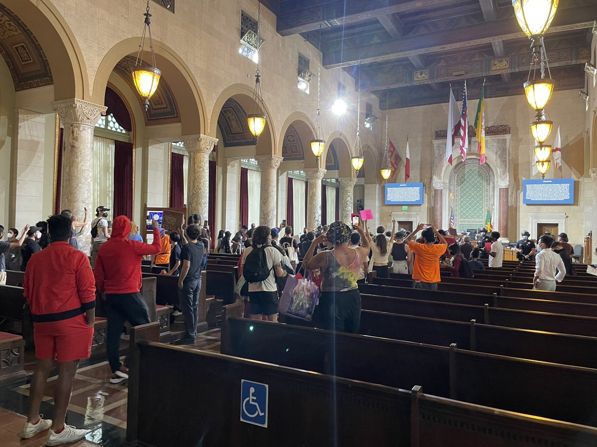 knxpete's tweet photo. #HomelessProtest. UPDATE, LAPD now confirm 1 person detained in Council Protest. 1 person being sought for interfering with Police officers attempting to take someone into Custody. Remaining people disperse. One officer suffers minor injury, no medical treatment needed. @knxnews https://t.co/cPAJawXxCF