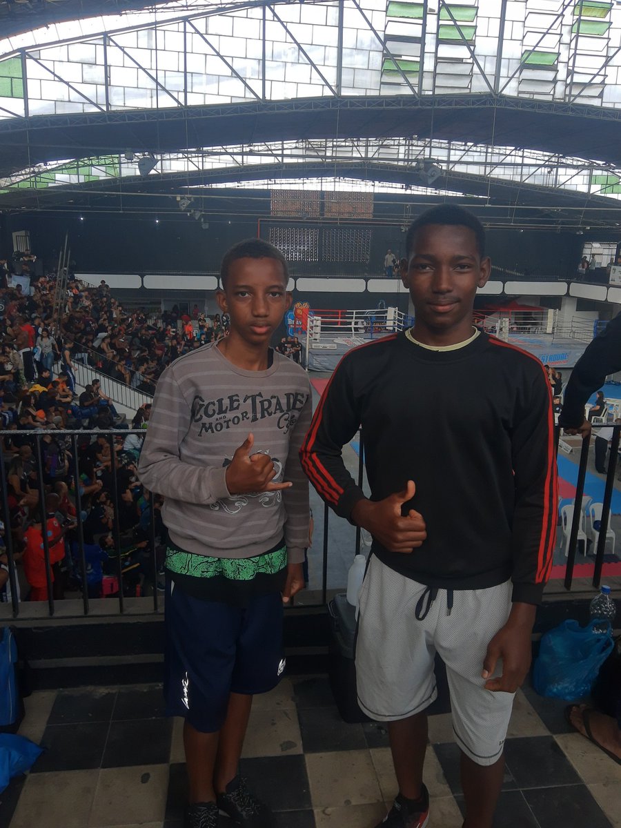 Esses são Abrão e Ismael eles faz parte de um projeto de muay Thai no dique essa foto foi de um campeonato q teve dia 7 eles não participaram por não ter verba para paga , dia 28 terá outro campeonato se alguém pode ajuda ou poder dá RT , os meninos são bastante esforçados
