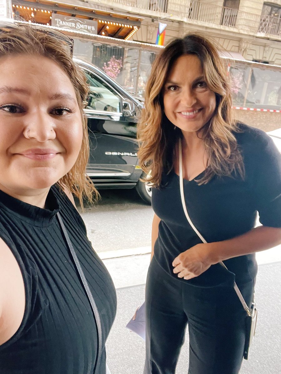 daily_mariska's tweet photo. [NEW] Mariska with a fan

📷 @SimplySam_23 https://t.co/yQFN6IKZwx