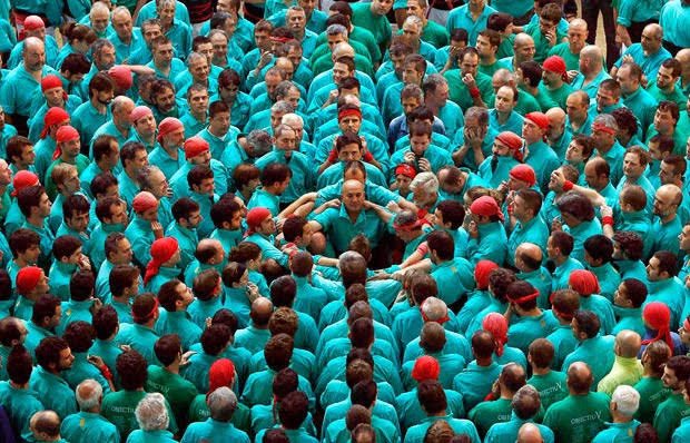 Sosyoloji öğrencilerinin ya da sosyolojiyle bir şekilde ilgilenenlerin düşün dünyalarını genişletip, şeylere ve olgulara farklı bir gözle bakmalarını sağlayacak birkaç kitap bölümünü bu tweet altında topladım. Umarım okunur ve faydalı olur. Başlayalım...