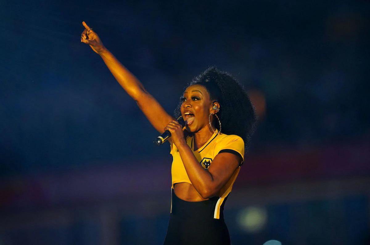 Beverleyknight's tweet photo. Oh luvs! That was a MOMENT! 
An absolute JOY to perform with my fellow Yam Yam and friend @MRGOLDIE at the closing ceremony of the Birmingham commonwealth games!

Thank you for all the love and messages last night following our performance of Goldie’s #dnb classic Inner City Life https://t.co/8SA5htV9Xk