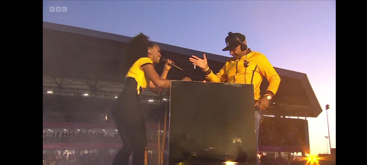 Beverleyknight's tweet photo. Oh luvs! That was a MOMENT! 
An absolute JOY to perform with my fellow Yam Yam and friend @MRGOLDIE at the closing ceremony of the Birmingham commonwealth games!

Thank you for all the love and messages last night following our performance of Goldie’s #dnb classic Inner City Life https://t.co/8SA5htV9Xk