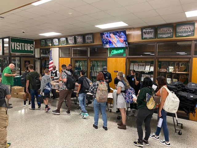CdaleClovers's tweet photo. Thank you to CHS grad & Oakland University guard, Jalen Moore, for giving back to our Clovers. Jalen donated backpacks full of school supplies to students. We are very proud of you @lil_jmoore34 for all that you have accomplished! Keep up the great work! Always a Clover! 🍀 https://t.co/cLUfoqIrC1