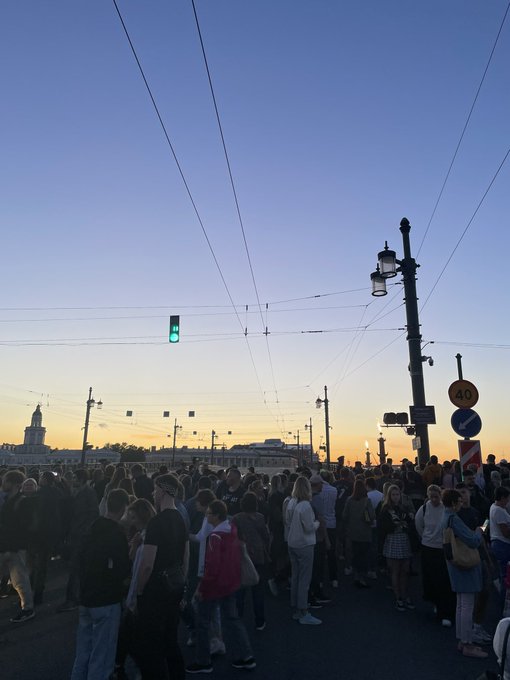 2 pic. Решил съездить на концерт,а эти суки всё перекрыли... Предупредить-то никак? https://t.co/RdX