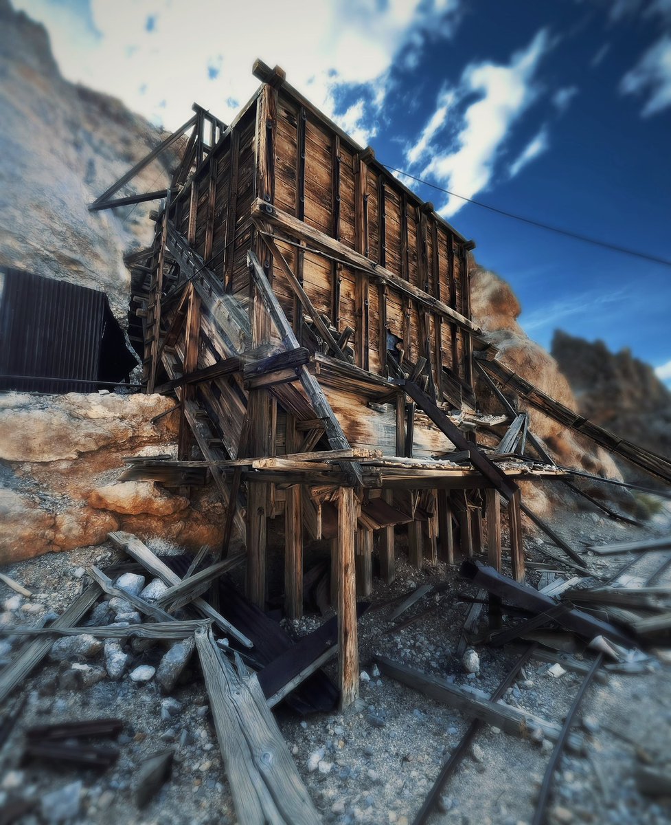 kennerscaptures's tweet photo. A large abandoned ore bin from just about a century ago buried in the Nevadan desert #abandoned #abandonedphotography #caving #hiking #mountains #mineexploring #desertplaces #rusting #decay #urbex #urbanexploration https://t.co/Nd4kzJ22l8