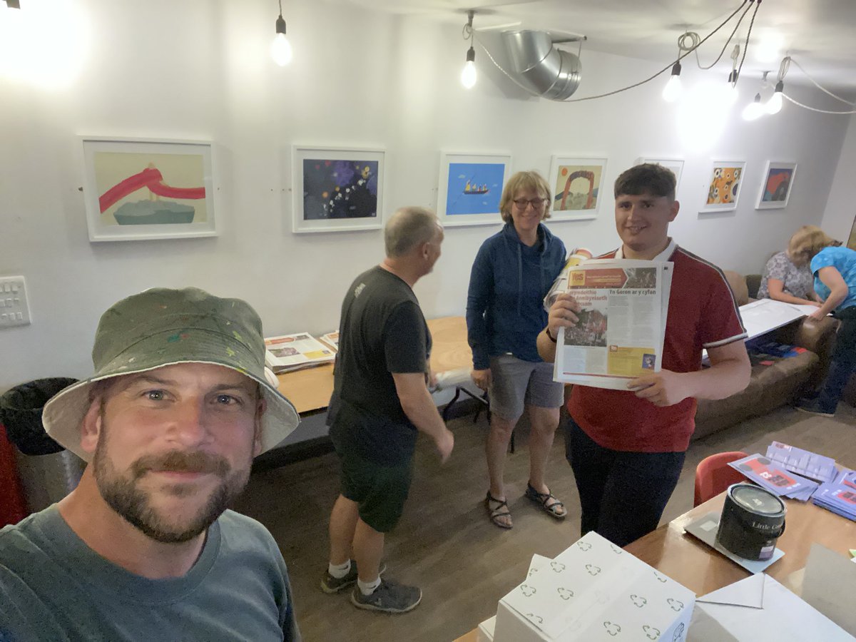 <a href="/YesBethesda/">Yes Cymru Bethesda</a> wrthi’n cal trefn ar y papurau newydd. <a href="/YesCymru/">YesCymru</a>