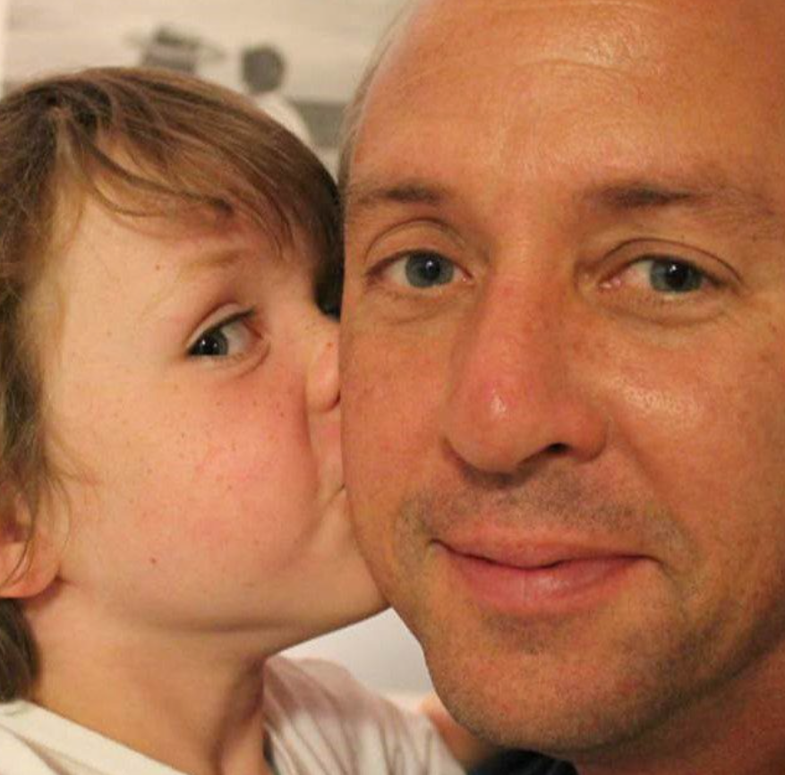 Dad finds his way back to #music - performs for 1st time since 12.14.12 Join @sandyhook on... https://t.co/2NfYHAeN2i https://t.co/IyvtPh8Xpk