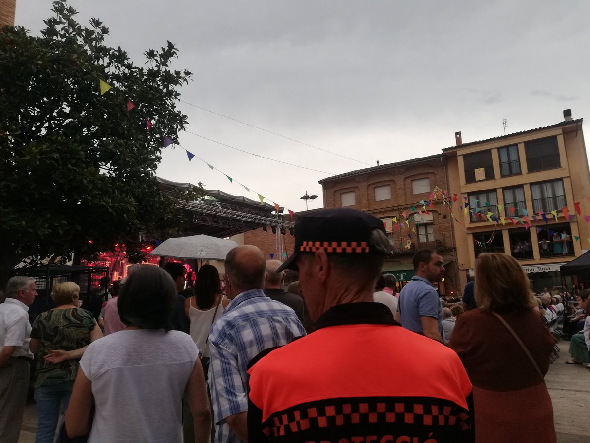 PcTona's tweet photo. #FestaMajor
Ja ha començat el concert a la Plaça Major de la #Salvatana.
Nosaltres, encara que sigui sota la ☔, hi som amb 5 voluntaris 💪 https://t.co/oUwLZrS3pn