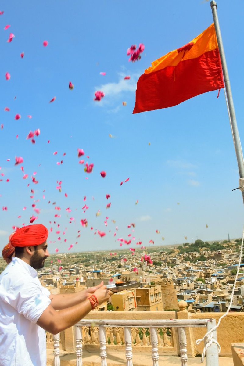 Borawad_Rajput's tweet photo. जैसलमेर स्थापना दिवस की हार्दिक शुभकामनाएं।
#jaisalmer
गढ दिल्ली गढ आगरो, गढ बीकानेर।
भलो चुणायो भाटियो श्रेय है जैसलमेर ।।

#BhatiRajputs #bhatiJaisalmer #Bhati
#Rajputs #BhatiRajput #kshatriya 
#Rajputana #Rajput #Jaisalmer_bhati https://t.co/Ykm0ZptwlQ