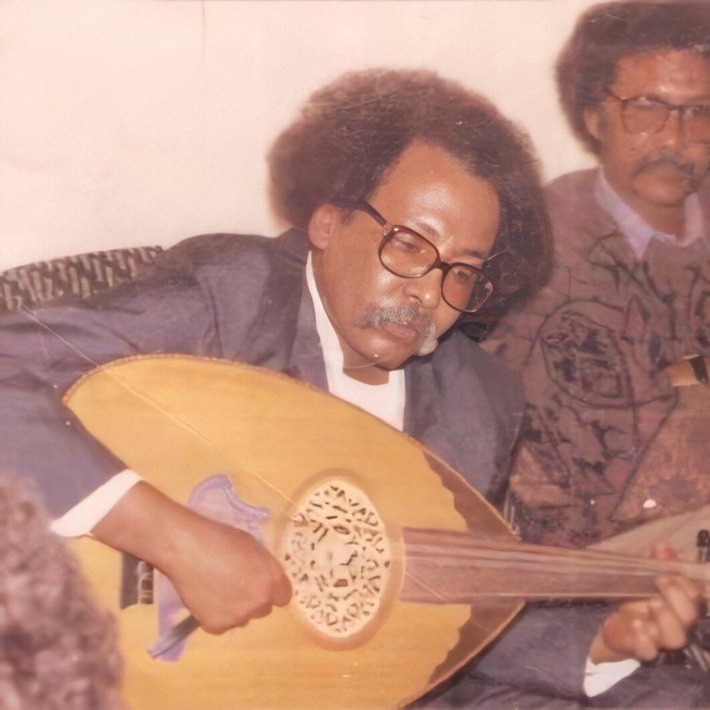 الدنيا ليل غربة ومطر 
وطرف حزين وجع تقاسيم الوتر
شرب الزمن فرح السنيين
والباقي هداهو السفر
يا روح مناي الغربة ملت من شقاي💔