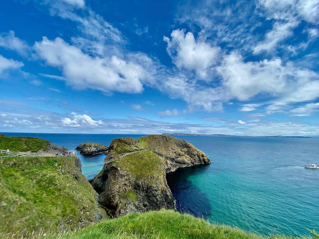iicaza's tweet photo. Si sigo poniendo fotos ¿sigo allí de vacaciones? #ireland #alreadymissit #carrickarederopebridge https://t.co/zwX9s3g3rV