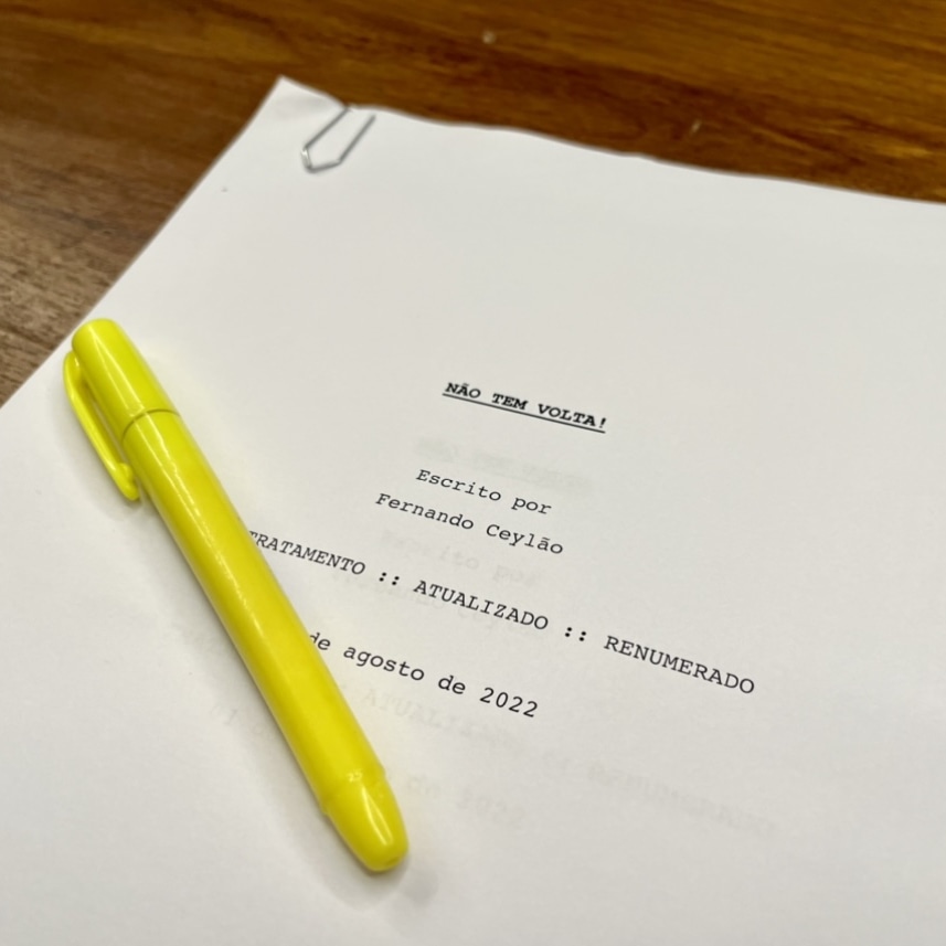 Conspiracao's tweet photo. Por dentro desses papéis se encontra uma história repleta de assassinos, paranóias, envelopes, perseguições de carros e festas de fetiche. Cuidado com o que você deseja, pois certas coisas não têm volta. 🎯

Vem ai #NaoTemVolta com @RafaelInfanteEu e @manugavassi https://t.co/7cjpKugacl