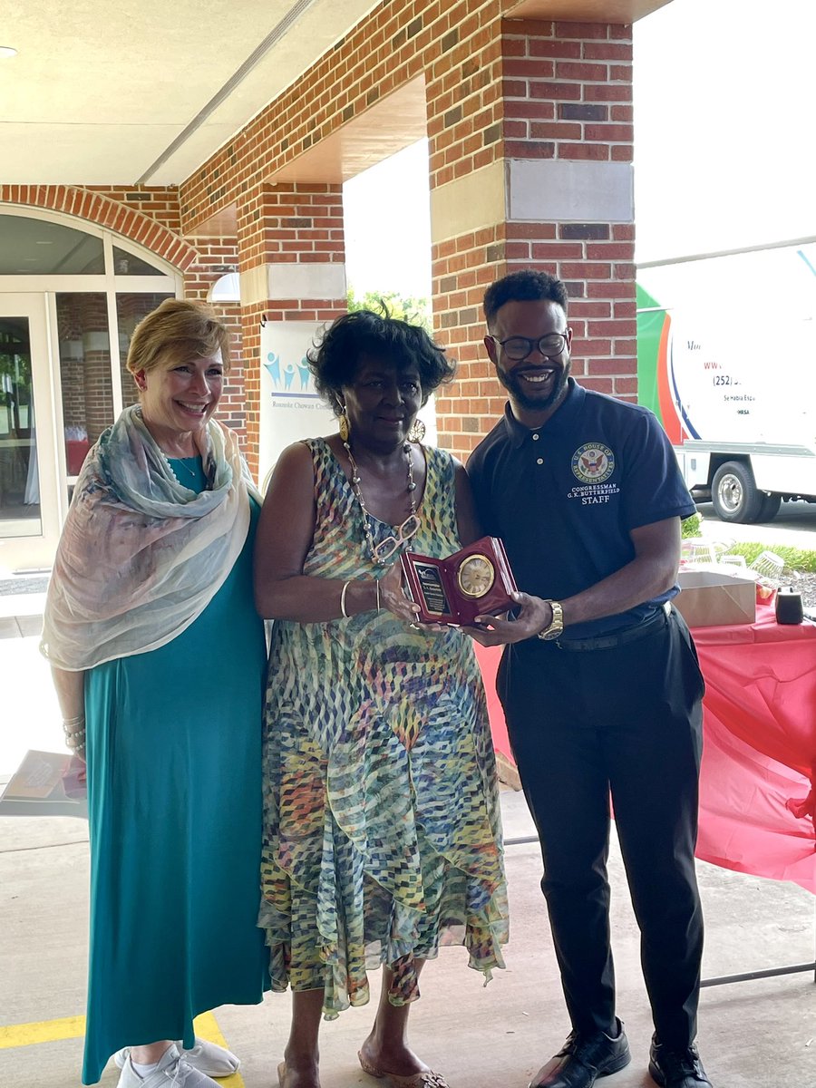 NCCHCAOnline's tweet image. We thank the reps of @SenatorBurr @SenThomTillis & @GKButterfield who visited @thercchc today to celebrate Nat’l Health Center Week & tour the mobile unit. We’re glad CHCs have bipartisan support & look forward to working together to meet funding challenges ahead. #nhcw2022