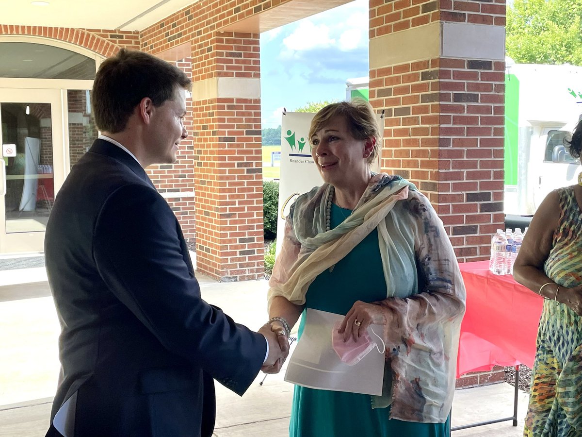NCCHCAOnline's tweet image. We thank the reps of @SenatorBurr @SenThomTillis & @GKButterfield who visited @thercchc today to celebrate Nat’l Health Center Week & tour the mobile unit. We’re glad CHCs have bipartisan support & look forward to working together to meet funding challenges ahead. #nhcw2022