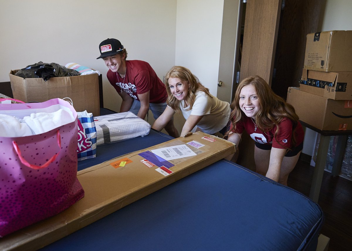 UofOklahoma's tweet image. All smiles for day one of #OUMoveIn22! ☑️

We can't wait for the next few days and welcoming more of our OU Family home! ☝️