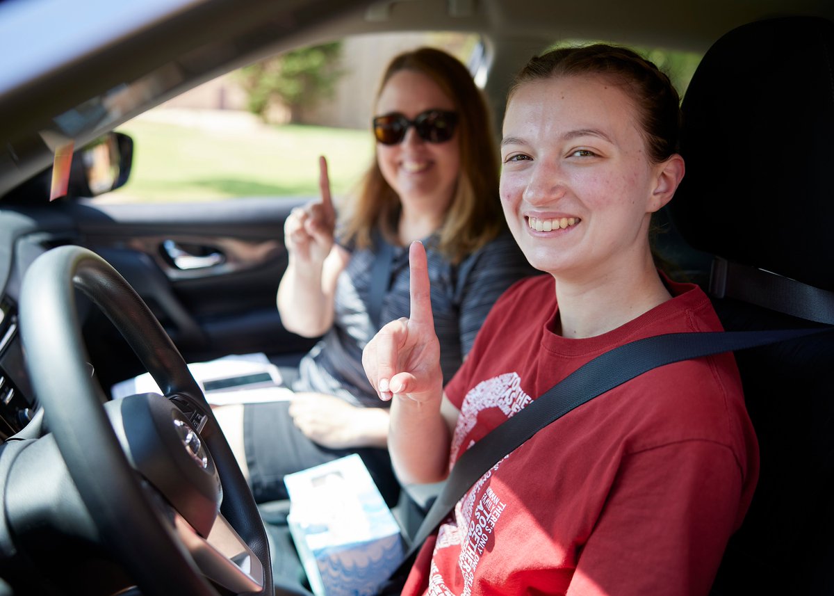 UofOklahoma's tweet image. All smiles for day one of #OUMoveIn22! ☑️

We can't wait for the next few days and welcoming more of our OU Family home! ☝️