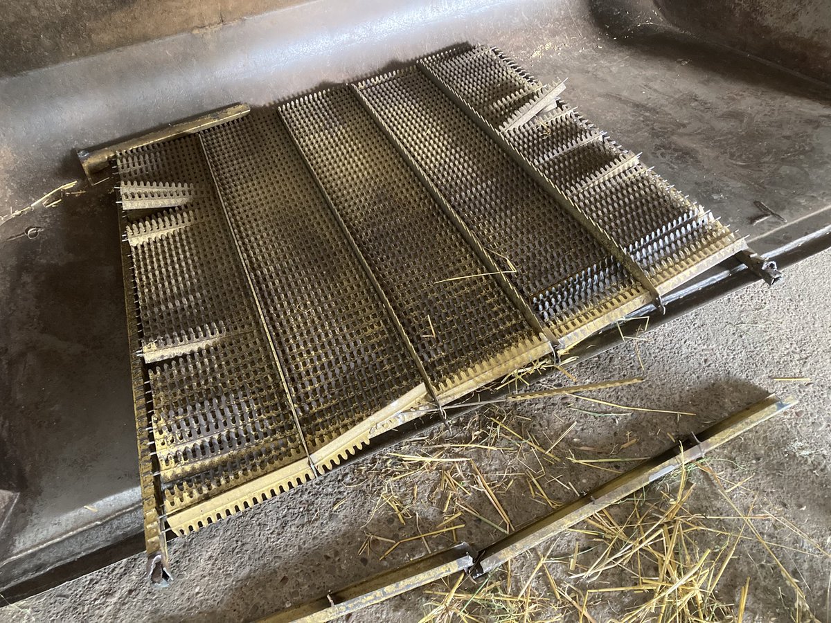 GreenAcres_Farm's tweet photo. After three days stopped, some very hard work and a 5hr round trip today for parts #harvest22 is back on!  Massive thanks to @BattlefieldMac, @thwhite_agri and @APHCombines https://t.co/pyWKGjEhky
