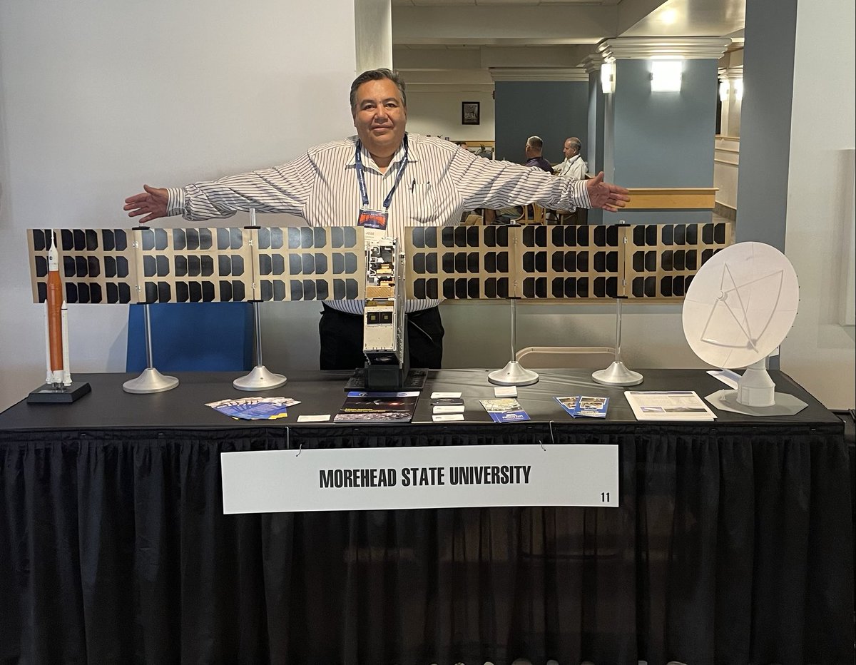 Lunar IceCube mockup at Small Satellites 2022.

Maqueta de Lunar IceCube en el evento de satélites pequeños 2022.