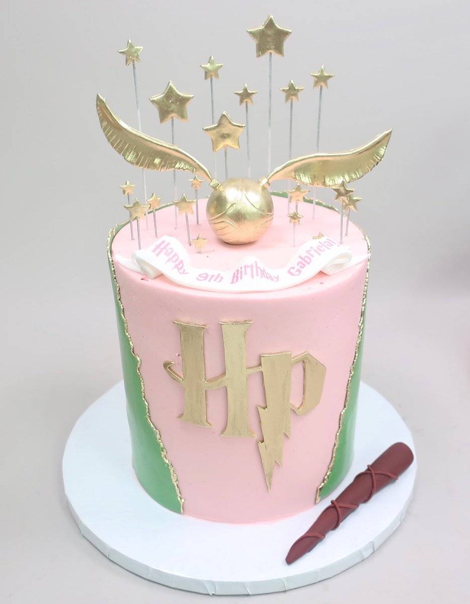 A very sophisticated #quidditch cake for a very sophisticated  customer! Happy 9th Birthday Gabriella!#goldensnitch #harrypotter #hohwarts #harrypottercakes