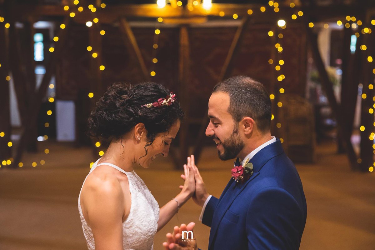 mariotrueba's tweet photo. Marta y Pablo habían desaparecido de su boda. Me los encontré ensayando su baile en la buhardilla de la finca. ¿Qué opinas de este momento tan especial? https://t.co/Q9WNE3buwS