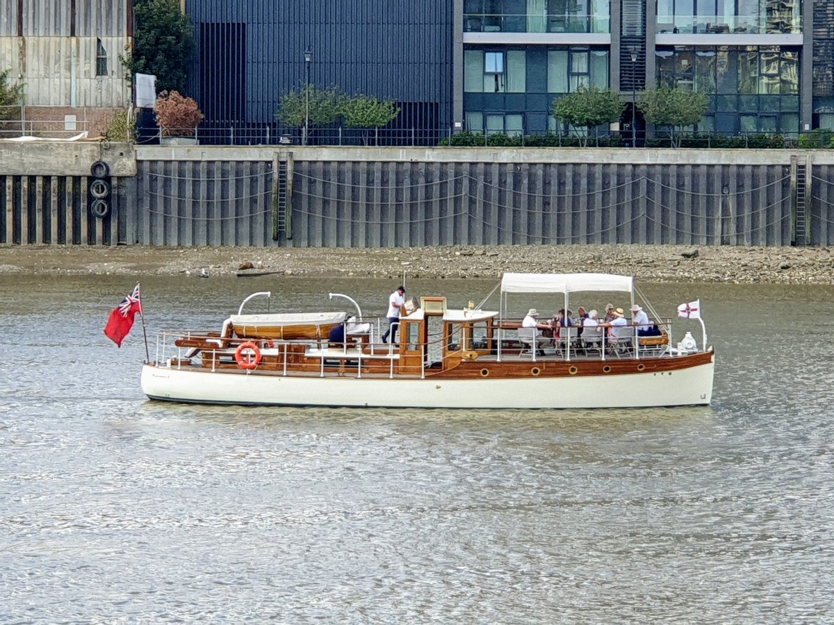 Dunkirk Little Ship Wairakei II (built 1932) heading downriver towards Chelsea Harbour yesterday. Always good to see. @Dunkirk_Ships #dunkirklittleships #classicwoodenboats #historicboats #shipsinpics