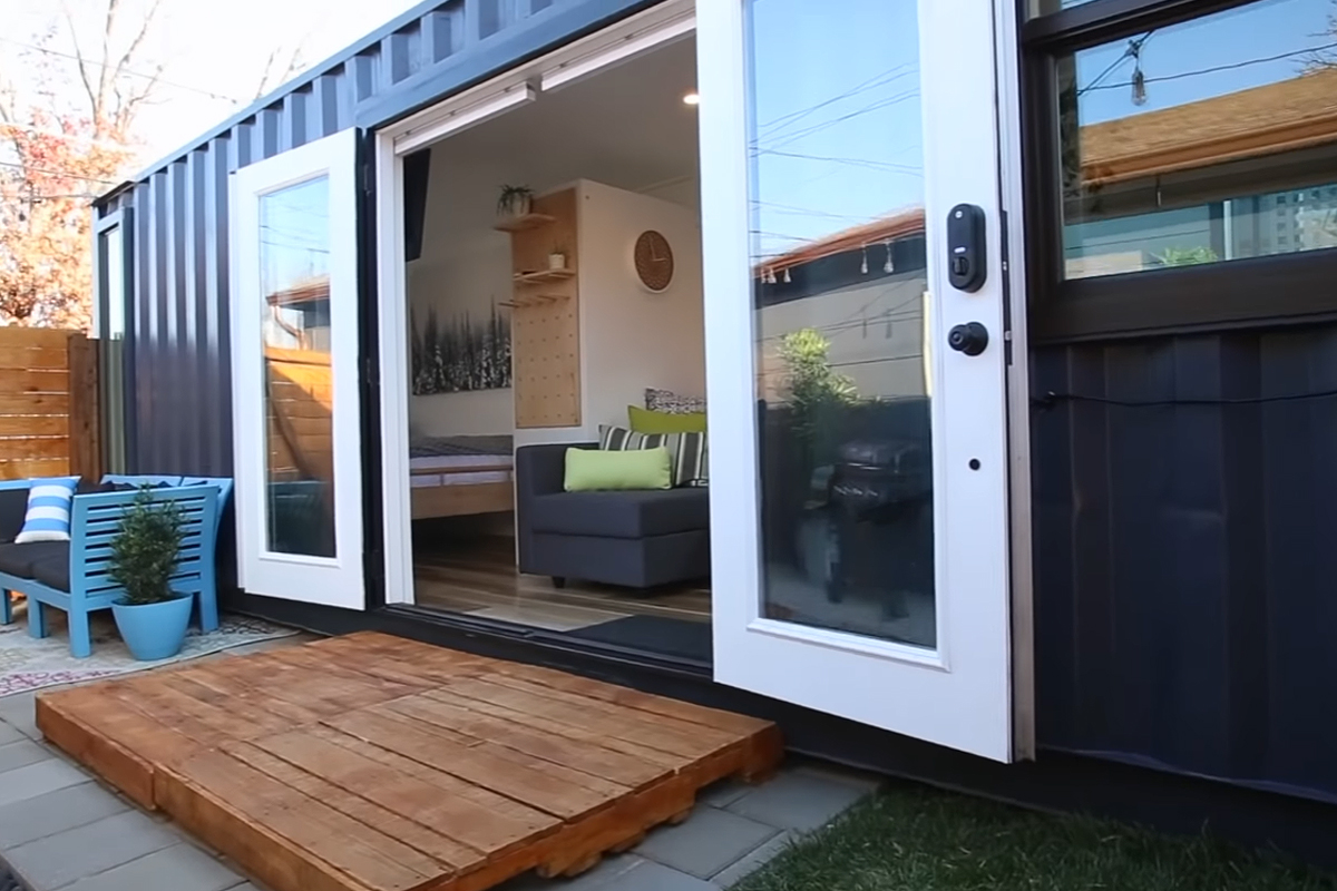 NeozOne's tweet photo. Placée dans une arrière-cour, cette petite maison container (réalisée sur mesure) est juste parfaite ! #maison #maisoncontainer
https://t.co/XKfacNhclX https://t.co/LHRNRlRwTa