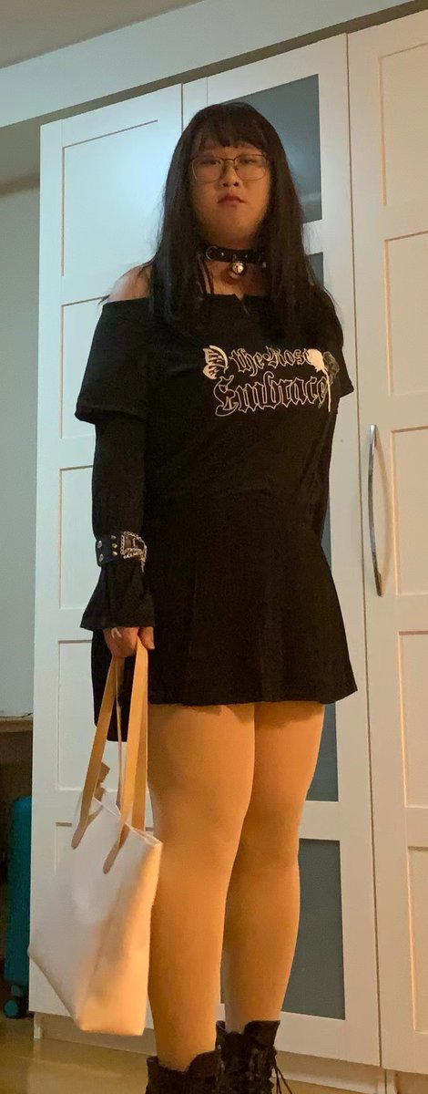 今天超级凉快，抓紧机会出去浪！！第一次尝试了化妆，新买的小裙裙也太短啦！！下半身凉飕飕的也太爽了8！果然还是这双鞋子又好走又配我这种胖子QAQ