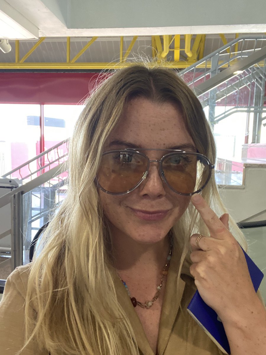 Ég keypti mér einhver rugluð Burberry sólgleraugu á lame flugvelli í Portúgal vegna seinkunar en þau eru þeim eiginleika gædd að maður má verið með þau inni þar sem þau eru gegnsæ. +gul. Ég er ss komin í beina samkeppni v B Morthens. Djúp laug,ég veit, en ég er neck deep already.