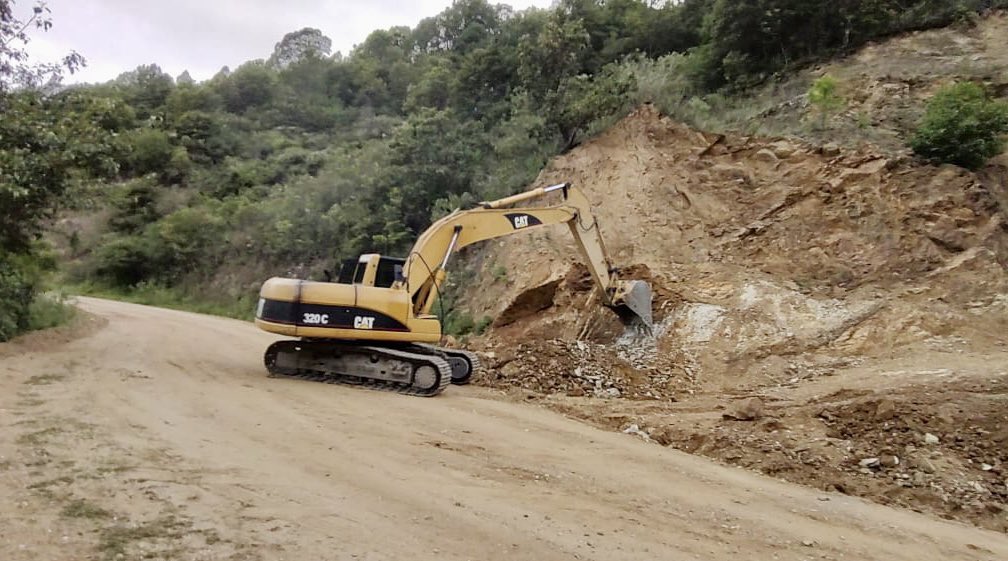 FelipeJuarezG's tweet photo. 🚧 Brindando atención a los caminos de nuestro municipio, en presencia del Regidor de Obras, Manolo Zavaleta Santiago, se envió a Santa María #Amialtepec una excavadora para sacar material y con ello lograr el revestimiento de su carretera.
#GobiernoDePazYBienestar https://t.co/lC3EMhgbcF