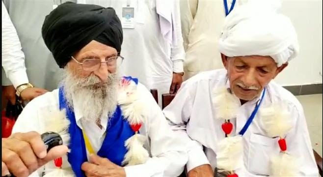 AskAnshul's tweet image. 92-year-old Sarwan Singh, who lost 22 members of his extended family to the carnage of partition, met his nephew Mohan Singh - who is now called Abdul Khaliq

Sarwan Singh is Sarwan Singh in India

Mohan Singh is Abdul Khaliq in Pakistan

And, Pakistan lectures India on minorties